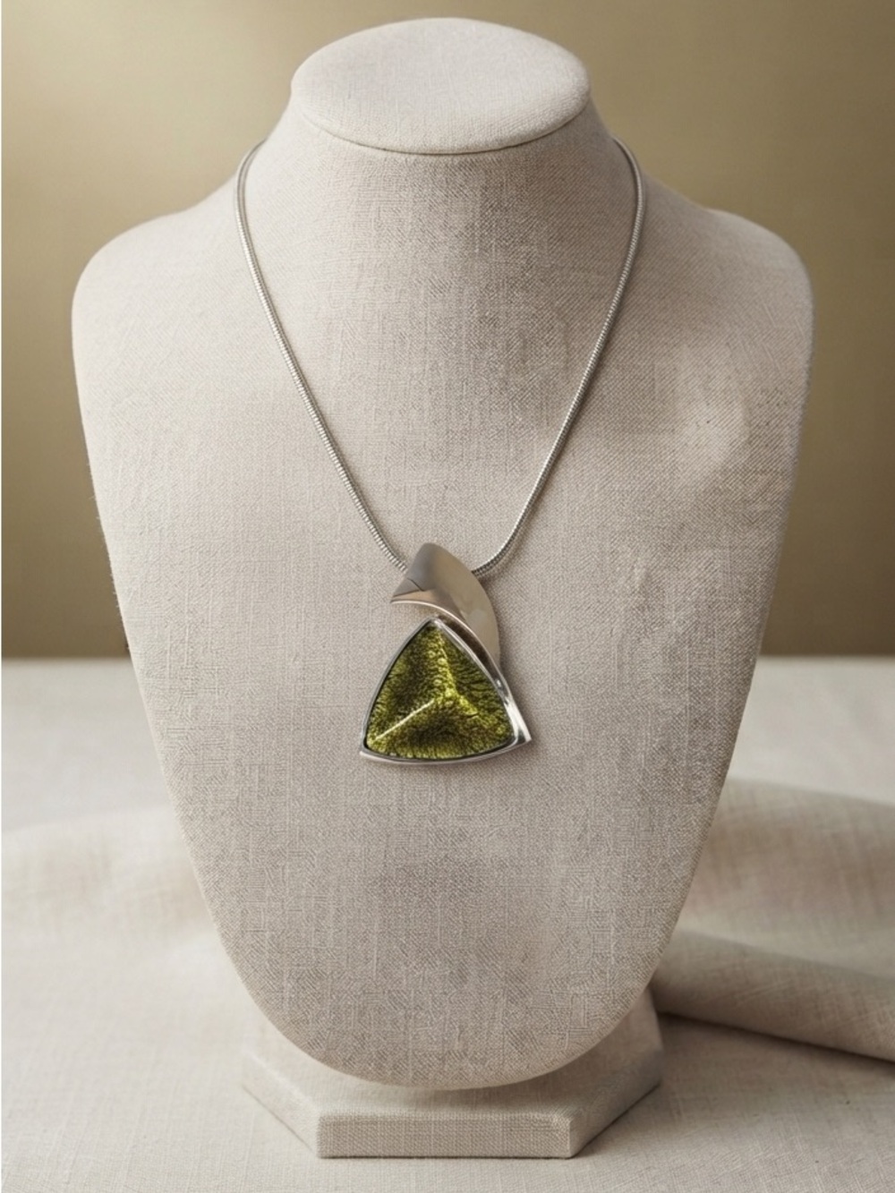 SPOUTNIK Modernist Striking Chartreuse Green Stone Necklace
